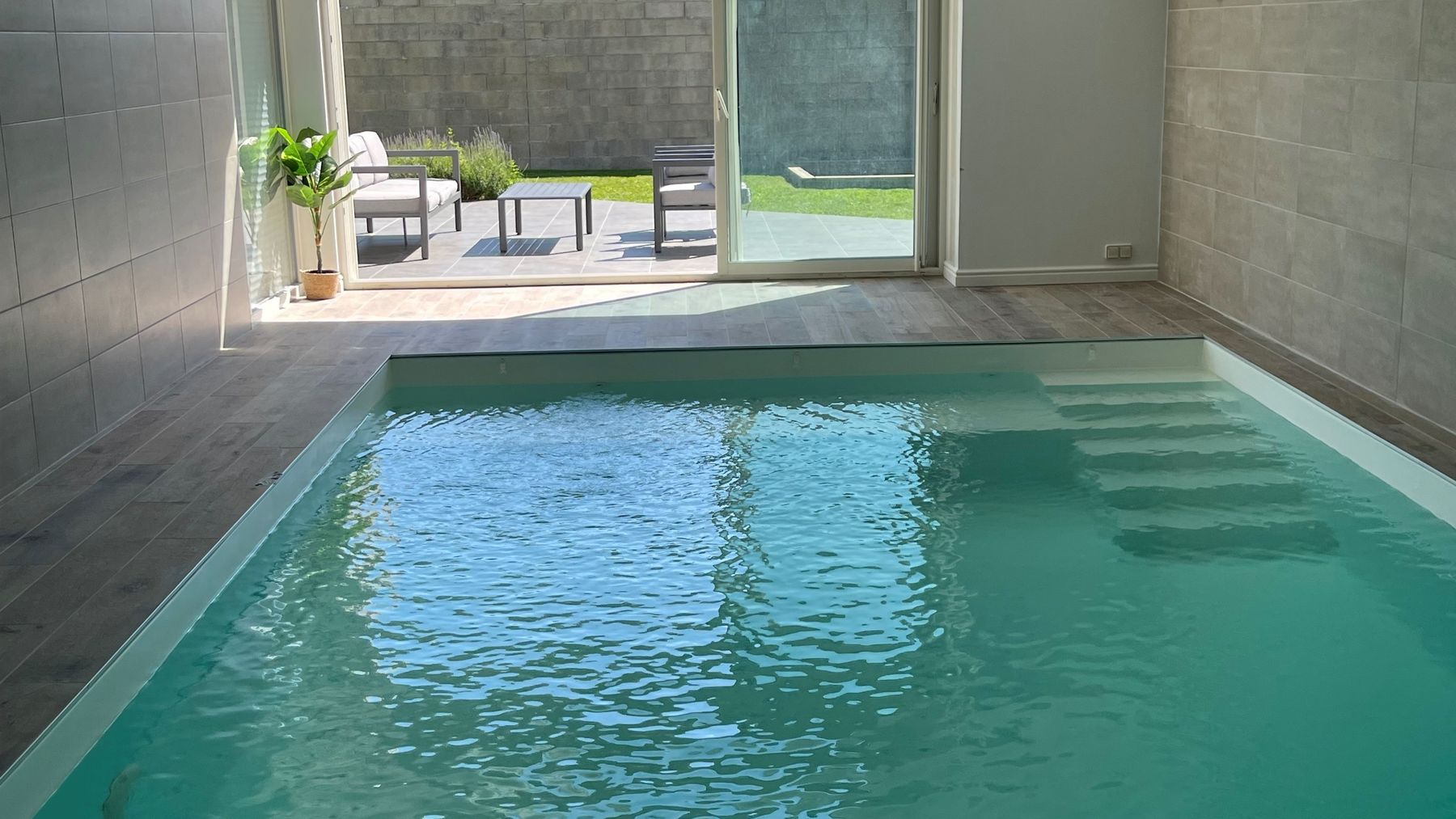 La piscine intérieure ouverte sur la terrasse