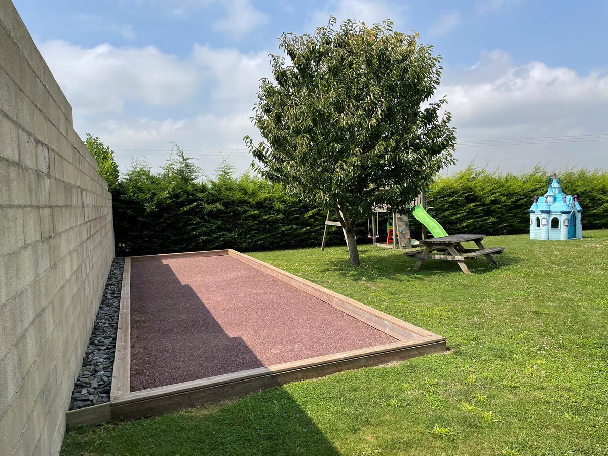 Le terrain de pétanque et le jardin clos
